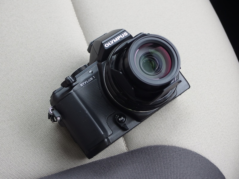 電源OFF（左）と電源ON（右）。レンズキャップが外れないので、外れたレンズキャップを管理する必要がない