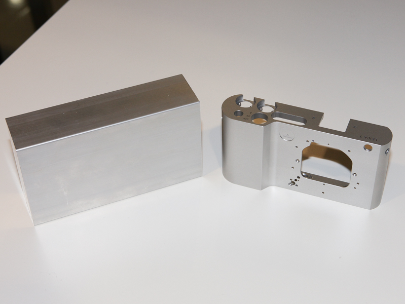 アルミの塊（左）を削り出してカメラのボディ（右）を作る