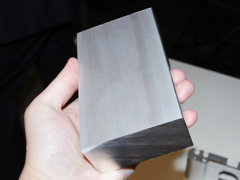 削る前の塊は約1.2kgあるが、削った後のパーツはわずか94gになる