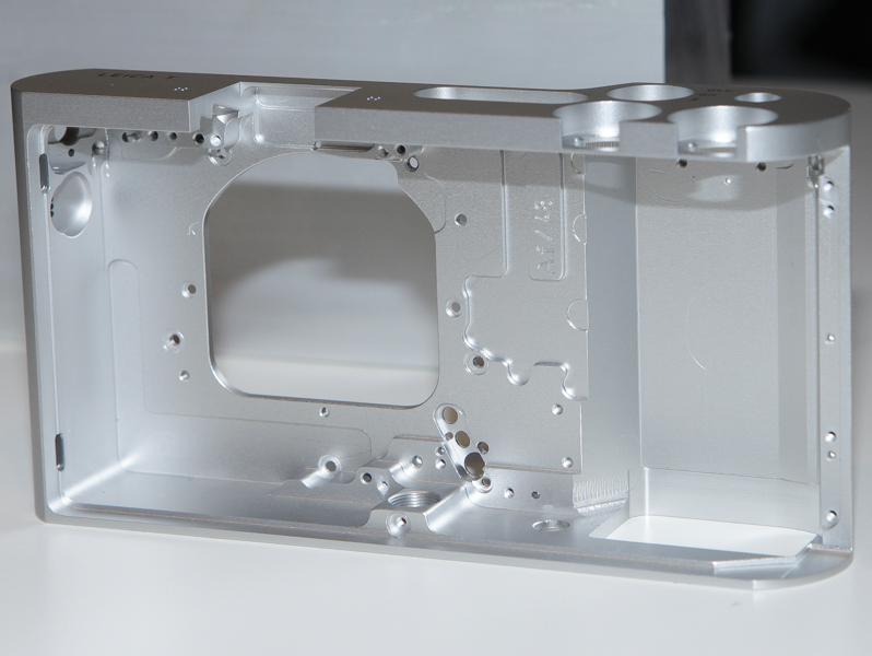 削る前の塊は約1.2kgあるが、削った後のパーツはわずか94gになる