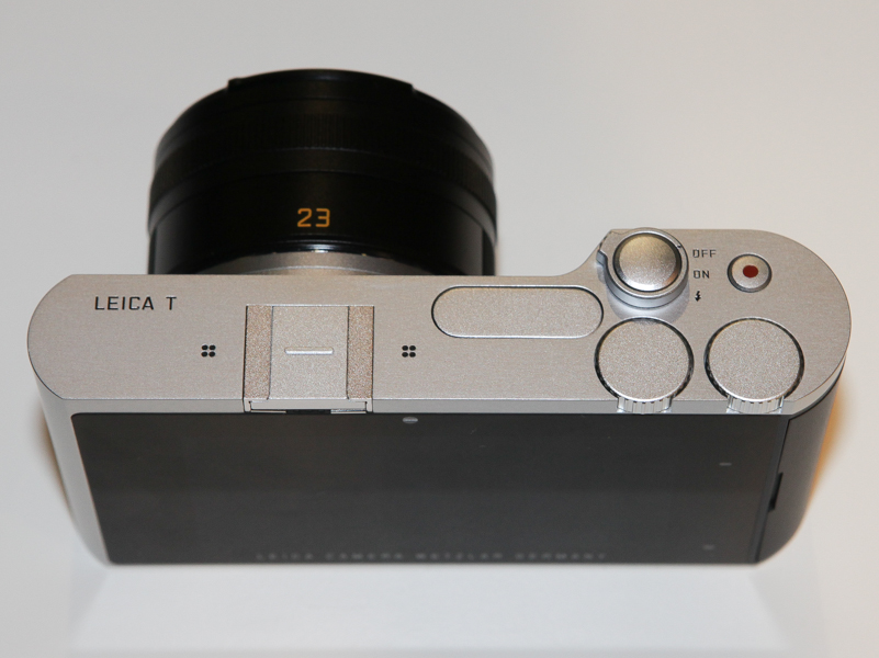 主なメカニカルの操作部材は上面にまとめてあり、シャッターボタン、動画ボタン、2つのダイヤルとなっている