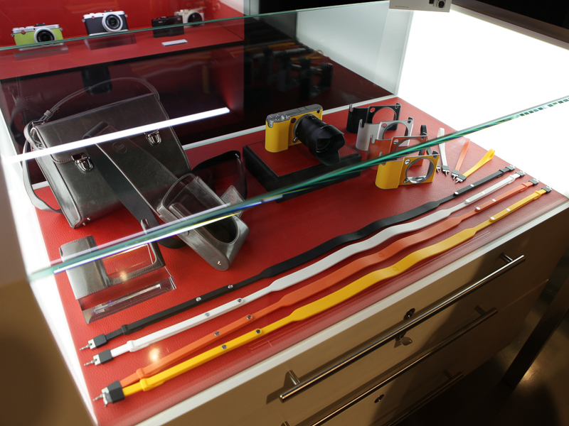 ライカ銀座店の2階では、ストラップなどライカTのオリジナルアクセサリーも見ることができる