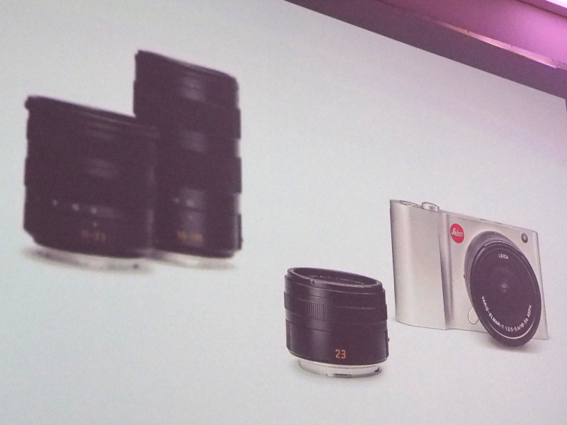 ライカTはレンズ2本が同時発売。左後ろに隠れている広角ズームレンズと望遠ズームレンズは、9月のフォトキナ2014で正式発表予定とのこと。同日配布のカタログでは2015年の発売予定としていた