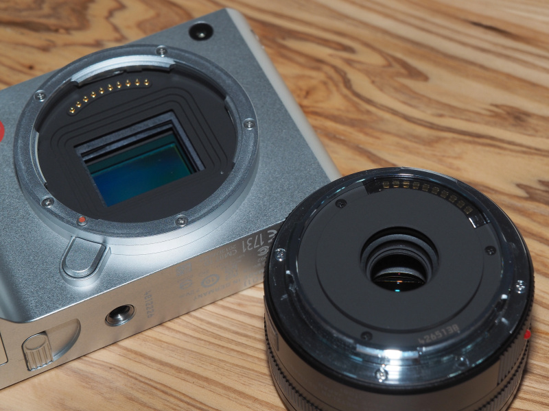 ライカTマウントは電子接点を有する