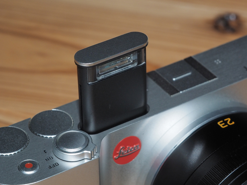 内蔵ストロボは、電源レバーをフラッシュマークの位置まで動かすとロックが外れてポップアップする