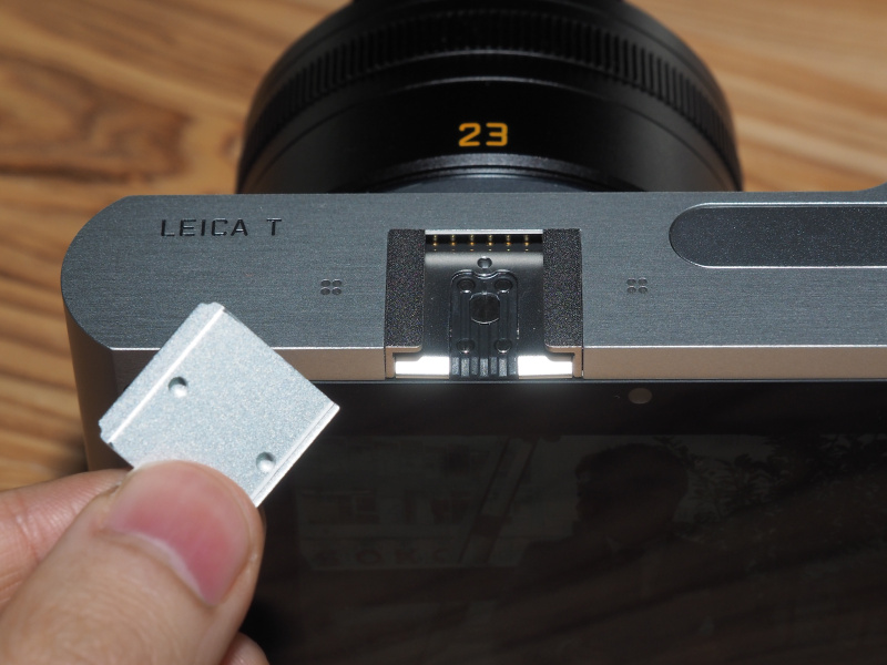 ホットシューは奥に通信用の端子を持つ。EVFはライカMやXシリーズと互換性がない