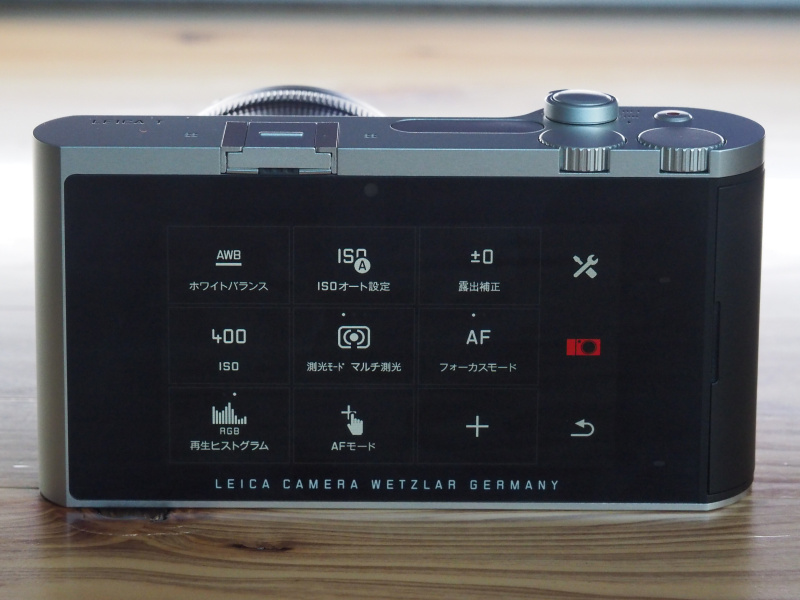 3.7型タッチパネルを中心に据えたUI