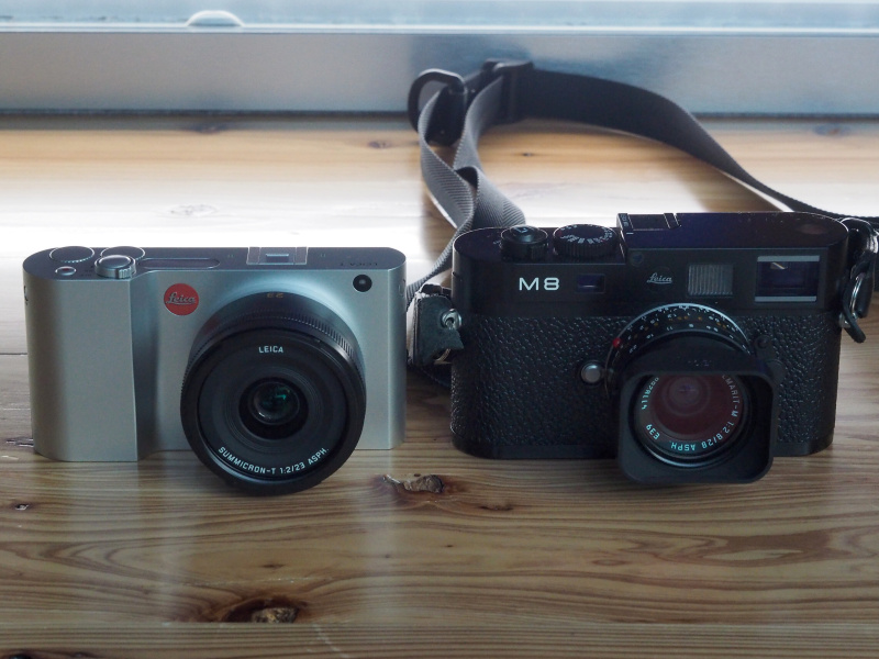 ライカT（左）と、MシステムのM8.2（右）