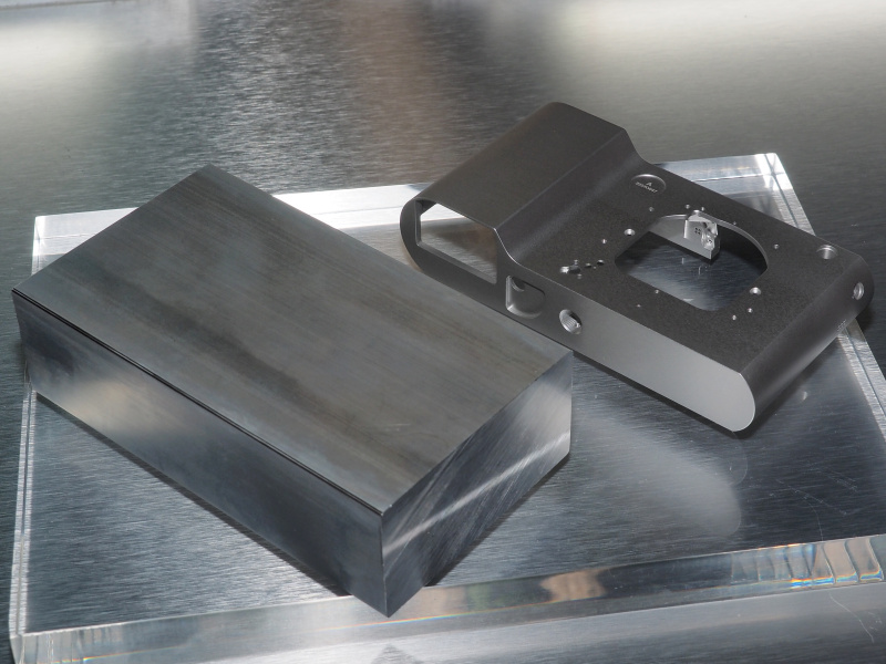 加工前のブロック（左）と加工後（右）