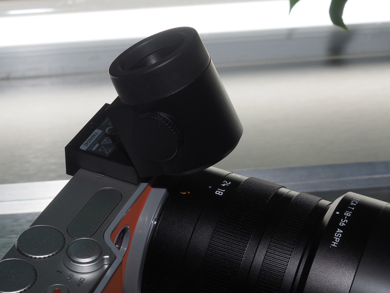 外付けのEVF「ライカ ビゾフレックス」を装着。GPSを内蔵。90度のチルトも可能