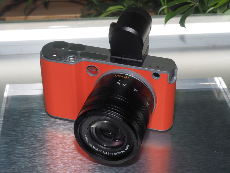 外付けのEVF「ライカ ビゾフレックス」を装着。GPSを内蔵。90度のチルトも可能