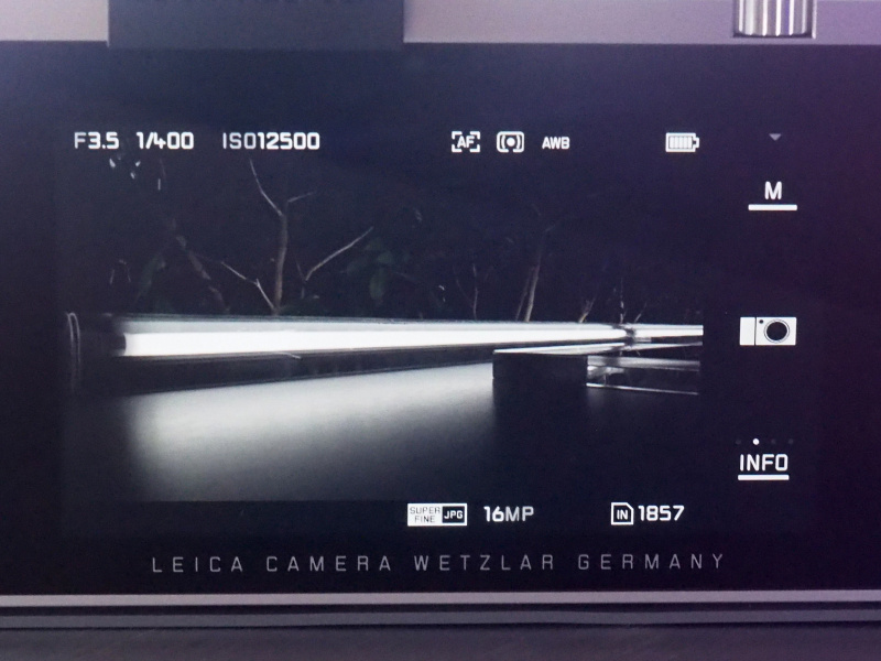 撮影画面。ライブビュー以外の表示がない状態や、グリッドを表示した状態にもできる