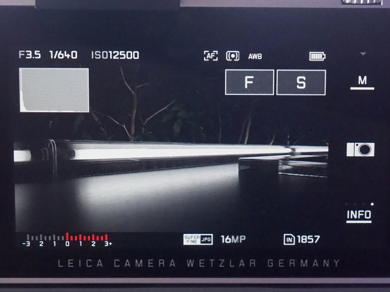 マニュアル露出モード時。右上で撮影モード、右中央でマイカメラメニュー、右下で表示きりかえ。右側を上から下にスワイプするとタッチパネルにロックがかかる。マイカメラメニューから工具アイコンを押すと、各種設定メニューに遷移する