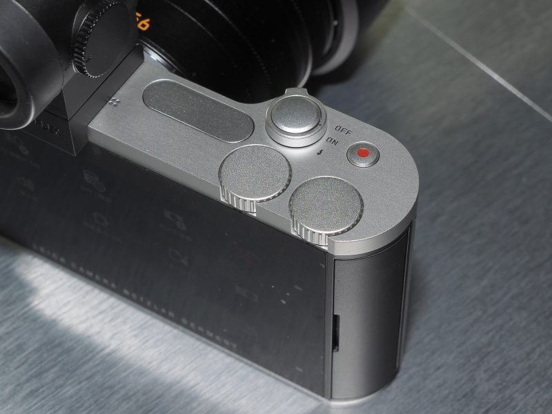 物理的な操作部は4つだけ