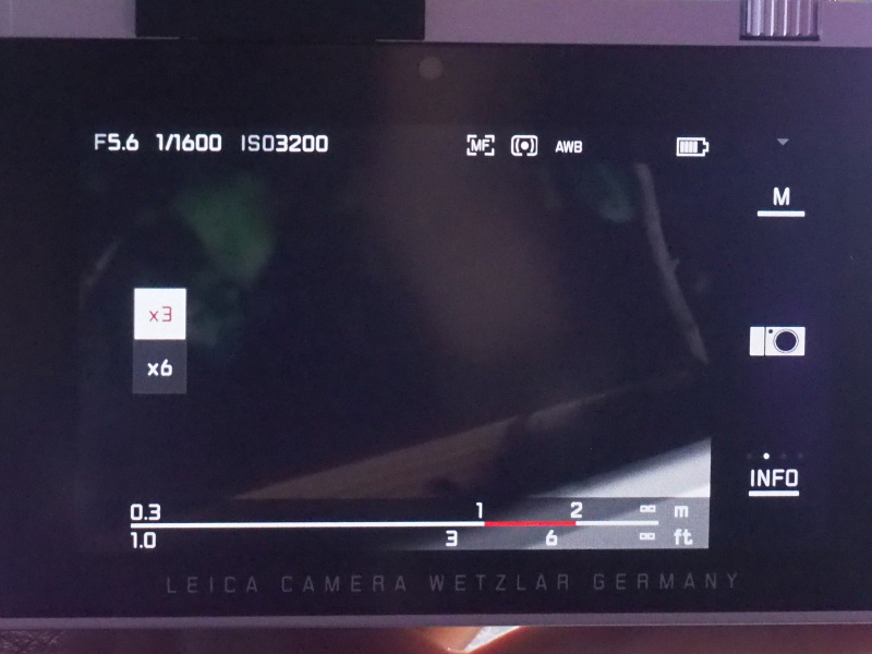 MF時はフォーカスリングの操作にあわせて拡大表示が可能。距離指標を画面上で確認できる
