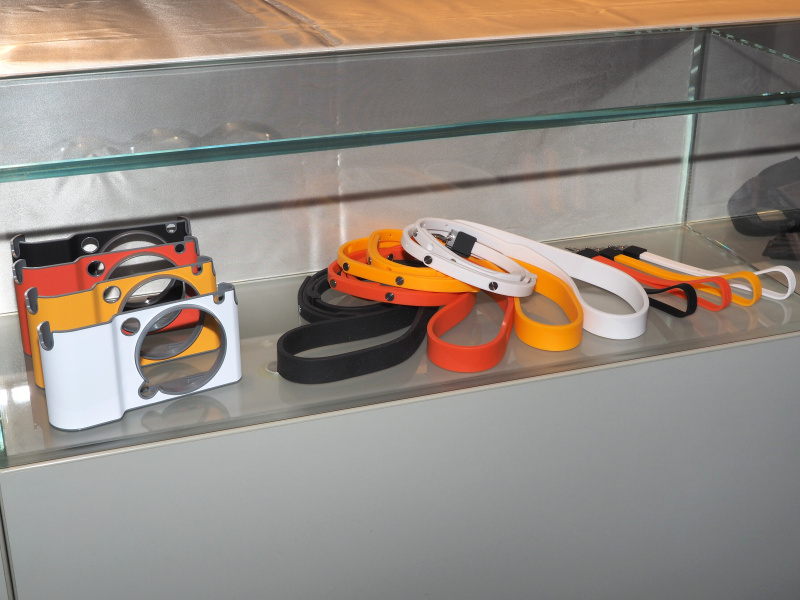 ボディにかぶせるスナップと、新しいイージークリックシステムを採用したキャリングストラップおよびハンドストラップ