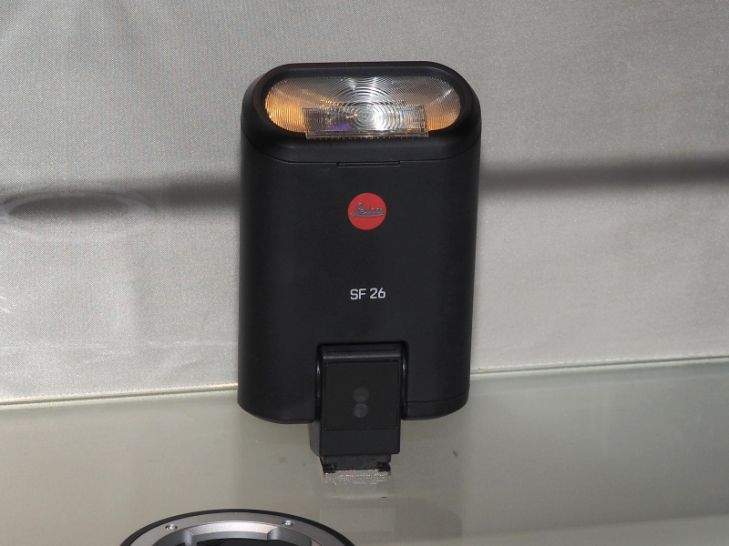 外付けのクリップオンストロボを用意