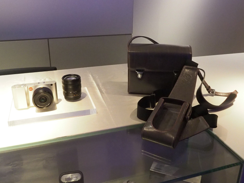 レザー採用のホルスター（右手前）とバッグ（右奥）も同時発表