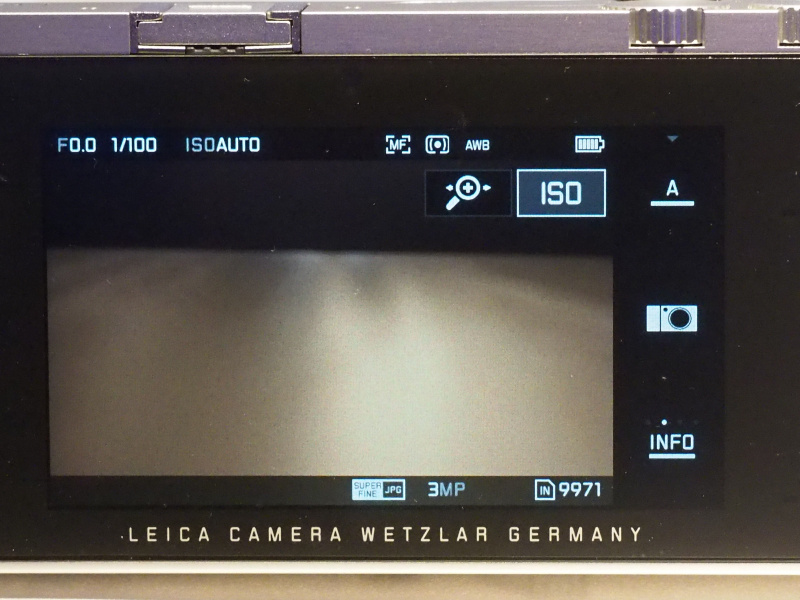 アダプター使用時。本体ダイヤルがライブビューの拡大操作に利用できる