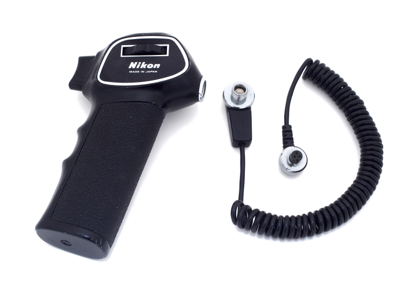 そこで登場するのがこのニコン「ピストルグリップ モデル2」である。フィルムカメラ時代のアクセサリーで、専用のリモートケーブル「MC-3A」を使ってモータードライブと接続すれば、グリップのトリガーでレリーズできる。主に重量級の望遠レンズと組み合わせ、安定性を得るために使われる。ニコンFの時代から存在しているが、後のF4の世代のカメラにまで使用できる。実はぼく自身、このアクセサリーを使ったことはなかったのだが、いつか何かに使えると思い中古で買っておいたのだ（笑）