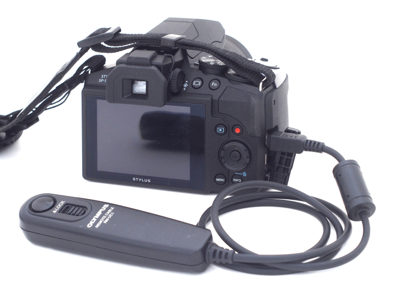 次に用意したのは、オリンパス製リモートケーブル「RM-UC1」である。カメラ本体のUSBポートに接続する形式で、SP-100EEをはじめ、オリンパスのPENデジタルやOM-Dシリーズに共通して使うことができる。これを改造して、ニコン製ピストルグリップをSP-100EEで使えるようにする、というのが今回の作戦である