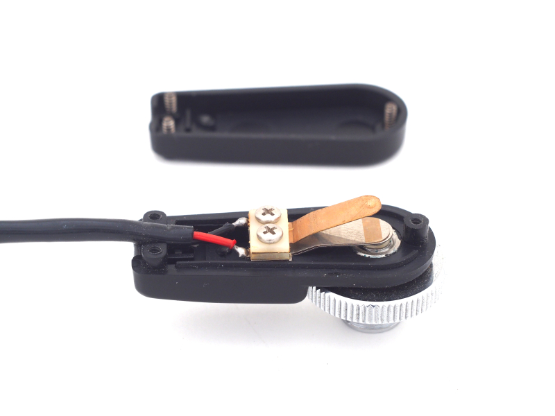 まず、ニコン製リモートケーブルMC-3Aのスイッチ部分を分解してみる。2枚の電極の接触によって、カメラのシャッターをレリーズさせるシンプルな構造だ