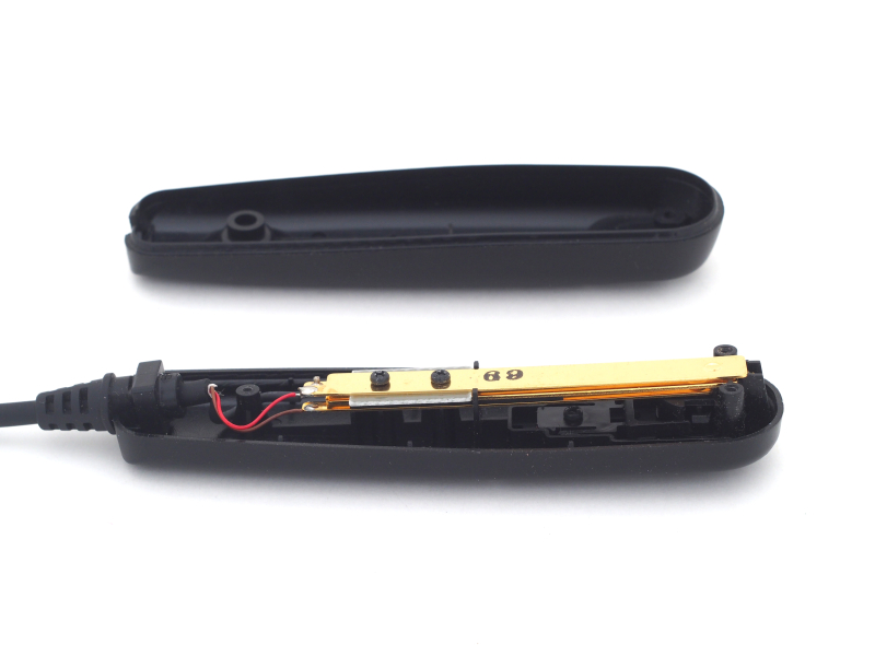 次にオリンパス製リモートケーブルRM-UC1のスイッチ部分を分解してみる。こちらは3枚の電極が、3芯コードにつながっていて、シャッターレリーズに加えて「半押し」にも対応している