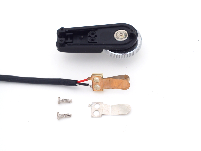 ところがMC-3Aのスイッチをさらに分解してみると、電気接点が3枚あったのだ（2枚が重なって取り付けられていた）。つまり、このスイッチは本来「シャッター半押し」にも対応した設計であるにもかかわらず、何らかの理由でスペックダウンされていた、と考えられる