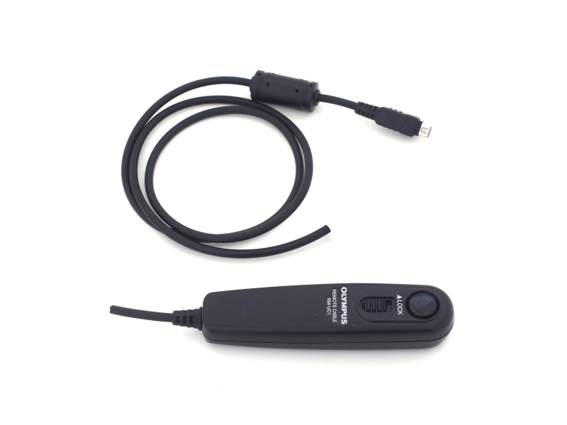 以上のことが判明し、改造の方針が決まったところで、RM-UC1のスイッチ部分とコードを切り離す。今回の改造はコードのみを使用し、スイッチはまた何かに使えるかもしれないので取っておくことにする