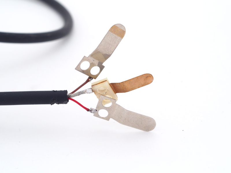 そしてRM-UC1の3芯コードを、MC-3Aの3枚の電極にそれぞれハンダ付けする