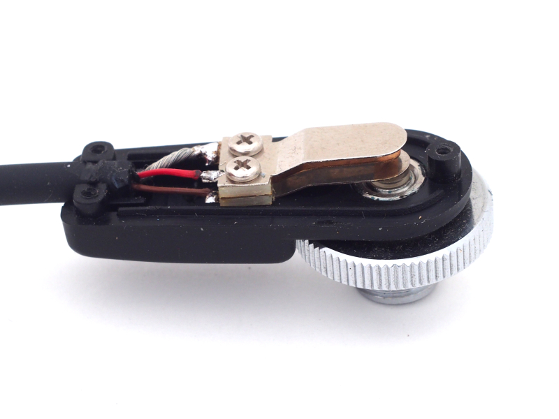 MC-3Aに、3芯コードにつないだ3枚の電極を組み込むと、このようになる。電極板はそれぞれ接触しないよう、微妙な曲げ加工を施している