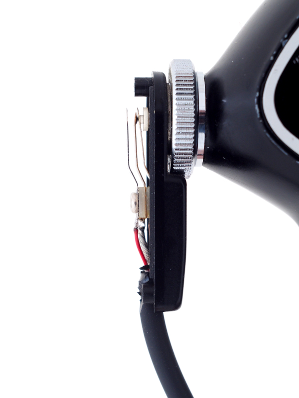 スイッチの作動を確認するため、試しにピストルグリップにセットしてみる。ピストルグリップのトリガーを引くとスイッチが押され、2枚の電極が接触し「シャッター半押し」が作動する