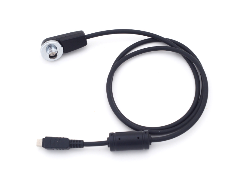 スイッチ部分のカバーを元通り被せると、リモートケーブルの改造工作は終了だ。スイッチ側はニコン製ピストルグリップのソケットに、もう片方はオリンパス製カメラのUSBポートに装着する、ハイブリッドなリモートケーブルである