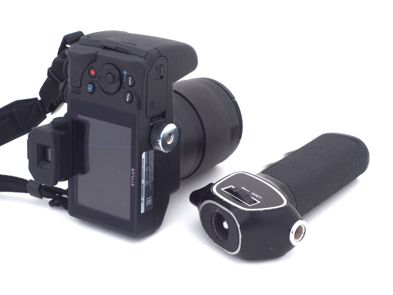 ニコン製ピストルグリップ本体は、三脚ネジ穴に取り付けるためメーカーを問わずあらゆるカメラに使用できる。取り付け方は、まずシューパーツを三脚穴にねじ込み、ここにピストルグリップをはめ込む仕組みになっている