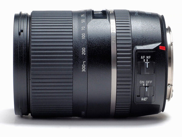 鏡胴にはAF/MF切替スイッチ、VCスイッチが並ぶ。AFのままでもフルタイムMFが可能