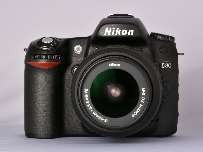 前モデルのD70sは鋭角的なラインが目立つボディだったが、このD80は全体的に丸みを帯びたボディになっている。このあたりの印象は、次モデルのD90にも受け継がれてゆく。そういえば、D70sくらいまでは、レンズマウント下の“広い空間”がミョーに目立ってたよね（笑）