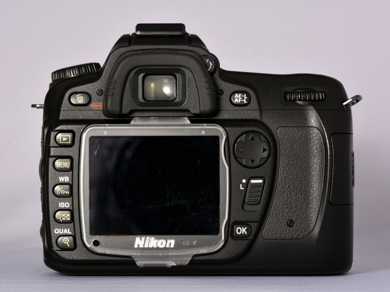 前モデルのD70sは鋭角的なラインが目立つボディだったが、このD80は全体的に丸みを帯びたボディになっている。このあたりの印象は、次モデルのD90にも受け継がれてゆく。そういえば、D70sくらいまでは、レンズマウント下の“広い空間”がミョーに目立ってたよね（笑）