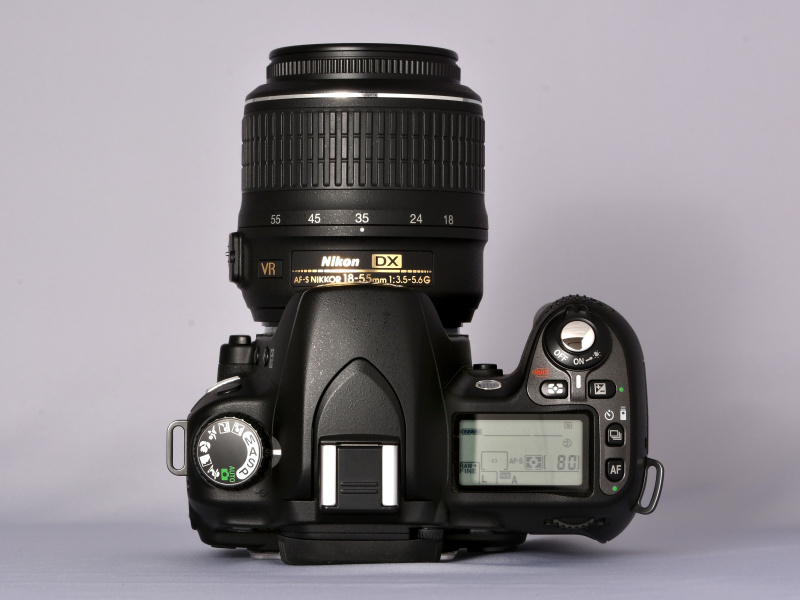 前モデルのD70sは鋭角的なラインが目立つボディだったが、このD80は全体的に丸みを帯びたボディになっている。このあたりの印象は、次モデルのD90にも受け継がれてゆく。そういえば、D70sくらいまでは、レンズマウント下の“広い空間”がミョーに目立ってたよね（笑）