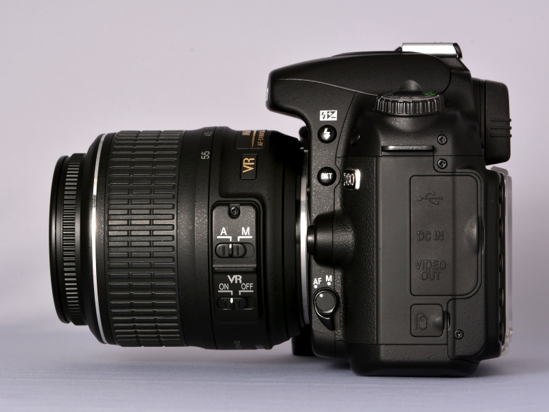 前モデルのD70sは鋭角的なラインが目立つボディだったが、このD80は全体的に丸みを帯びたボディになっている。このあたりの印象は、次モデルのD90にも受け継がれてゆく。そういえば、D70sくらいまでは、レンズマウント下の“広い空間”がミョーに目立ってたよね（笑）