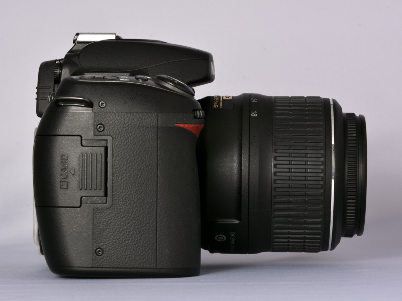 前モデルのD70sは鋭角的なラインが目立つボディだったが、このD80は全体的に丸みを帯びたボディになっている。このあたりの印象は、次モデルのD90にも受け継がれてゆく。そういえば、D70sくらいまでは、レンズマウント下の“広い空間”がミョーに目立ってたよね（笑）