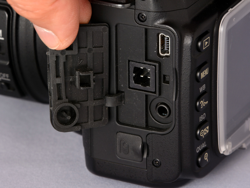 側面部カバー内には、USB端子、DC入力端子、リセットスイッチ（DC入力端子の横の小さなスイッチ）、ビデオ出力端子、が装備されている。また、このカバーの下には、リモートコード接続端子も備わっている（ここではカバーを閉じた状態）。