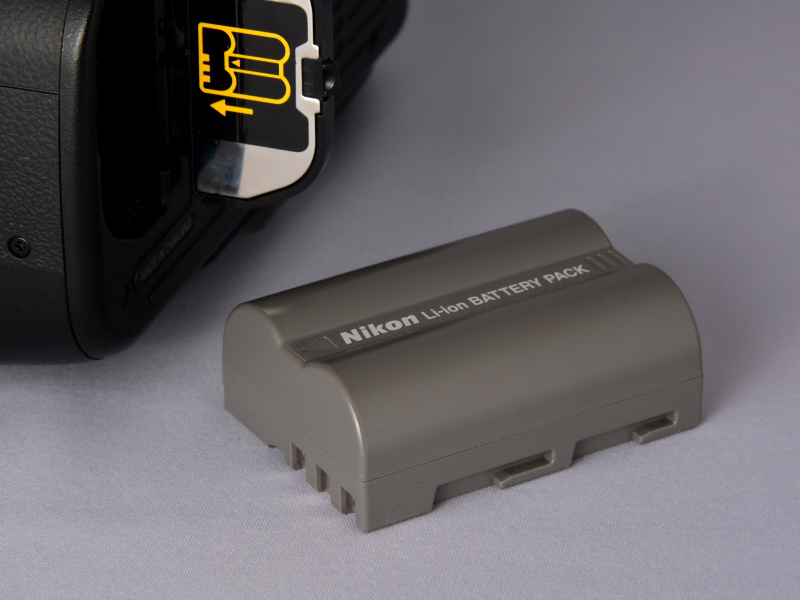 使用電源は、付属の充電式リチウムイオン電池「EN-EL3e」。これは先行発売の上位機D200と同じ電池である。だから、以前にD200やD300を使っていたボクの手元には、予備用として買った2個の「EN-EL3e」が今でも手元に残っている。その2個も久しぶりに充電しておこう。使うアテないけど（笑）。
