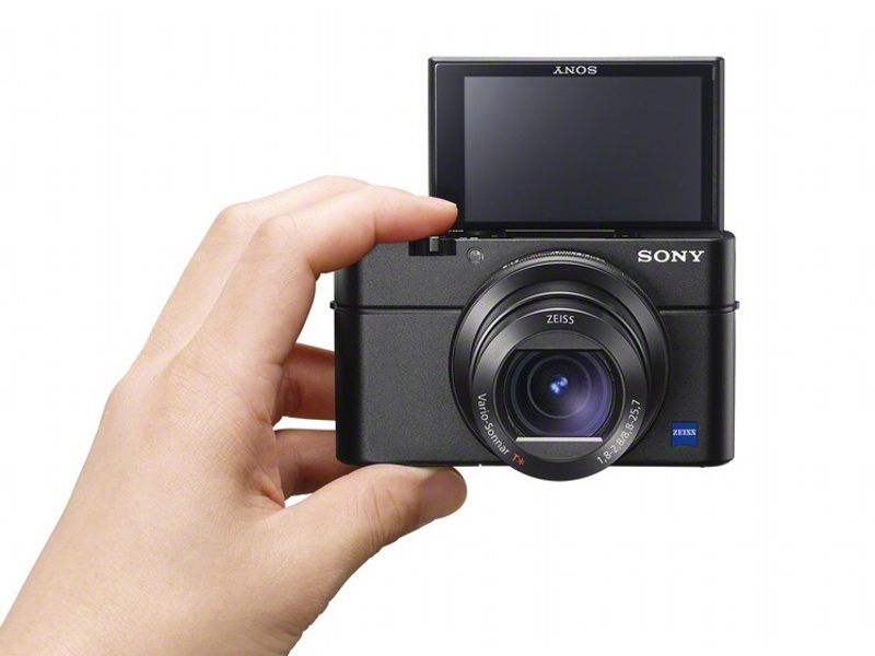 “自撮り”対応の180度チルト式モニター