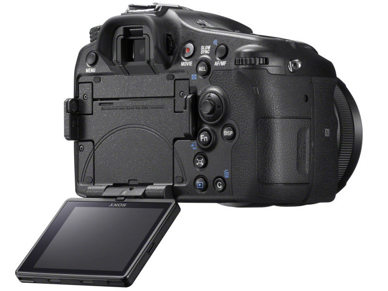 3軸チルト式の液晶モニターを採用した