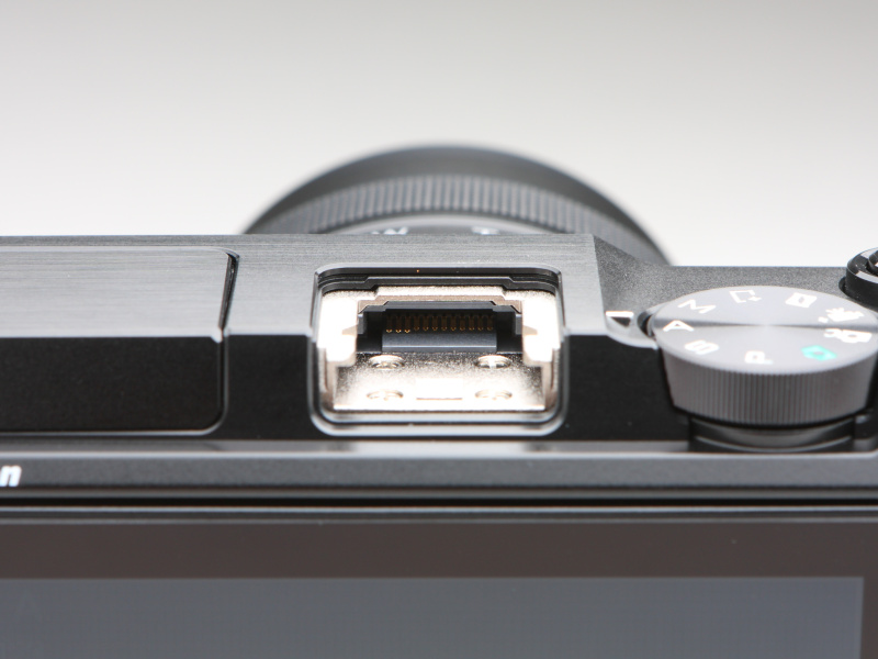 電子ビューファインダーのほかスピードライトやGPSユニット・GP-N100などの装着が可能なマルチアクセサリーポート。ポートの奥に接点が見える。