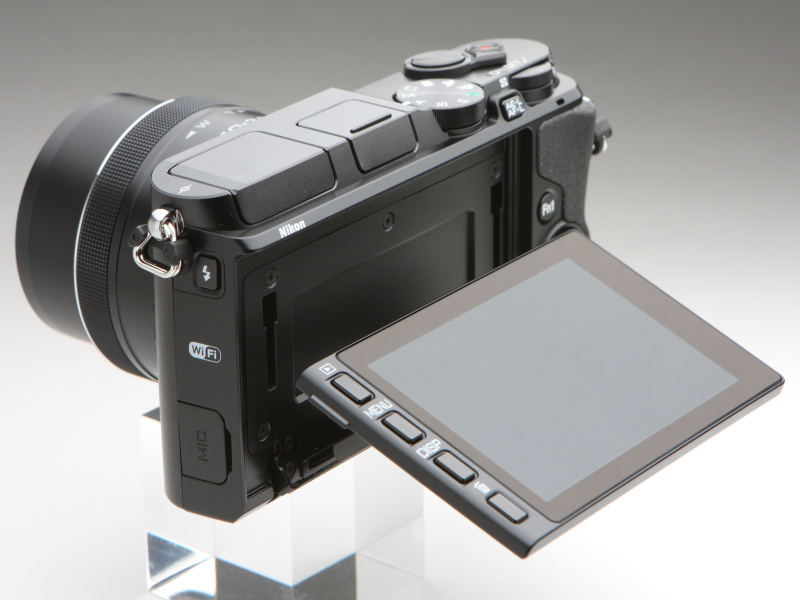 チルトタイプの液晶モニターは、上方向に170°、下方向に87°可動する。再生ボタンやメニューボタンなどはボディ本体ではなく、液晶モニターのベゼルに備わる。