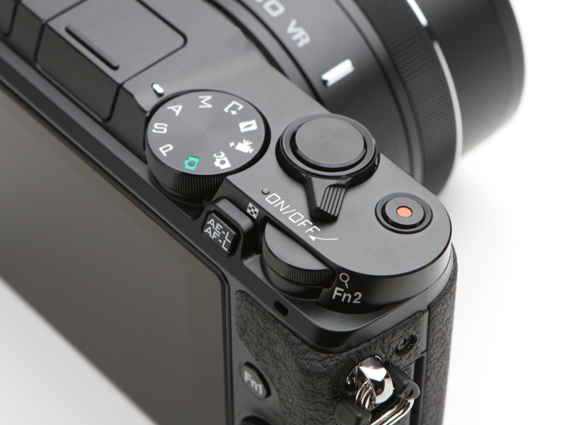 メインコマンドダイヤルはFn2ボタンも兼ねる。シャッターボタンと同軸の電源レバーは大きく、手袋をしたままでも操作しやすそうだ。