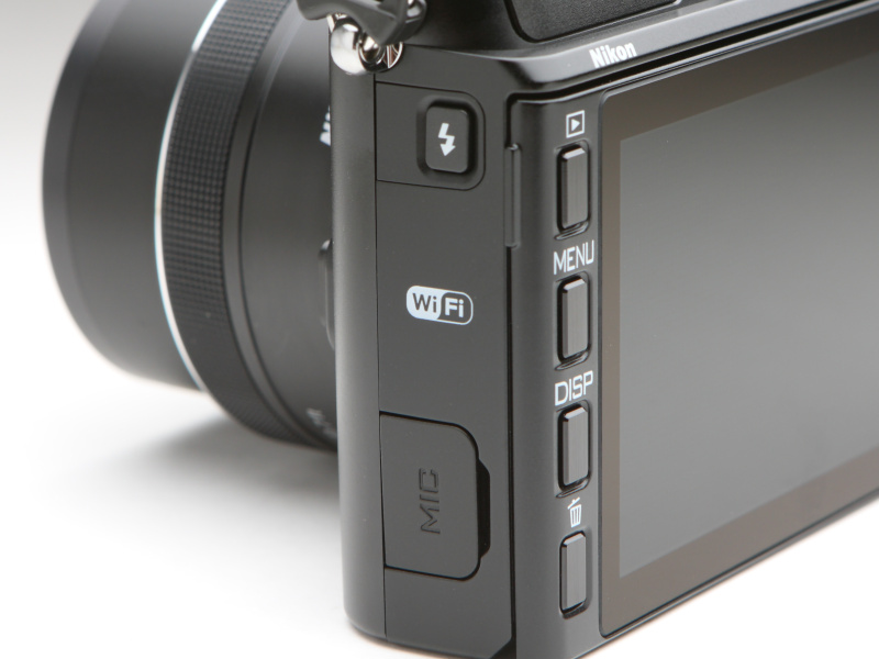 カメラ背面からみて左側面には、フラッシュポップアップボタンやマイク端子を備える。マイク端子はステレオに対応。背面のボタンは大きく操作性はよい。