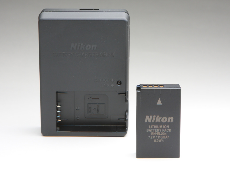 バッテリーはEN-EL20aを使用。バッテリチャージャーも付属する。
