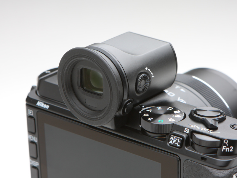 視度調整機能やアイセンサーを搭載する電子ビューファインダーDF-N1000。ロック機構を備えているため、誤ってカメラから外れてしまうようなこともない。